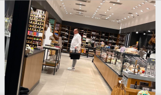 Zlatko Canjuga kupuje rajske delicije za gozbu u velebnoj rezidenciji, kako i ne bi kad je Piruška ispala iz optužnice Agrokor pa sada uživaju kao bogatunski stališ 