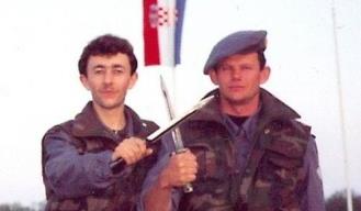 Uhićeni Zdenko Bezuk pozirao je s kalašnjikovim i nožem s dugim sječivom 